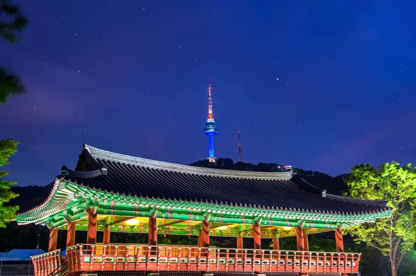Namsangol Hannok Village and Seoul Tower Located on Namsan Mountain at night in Seoul, South Korea . — стоковое фото