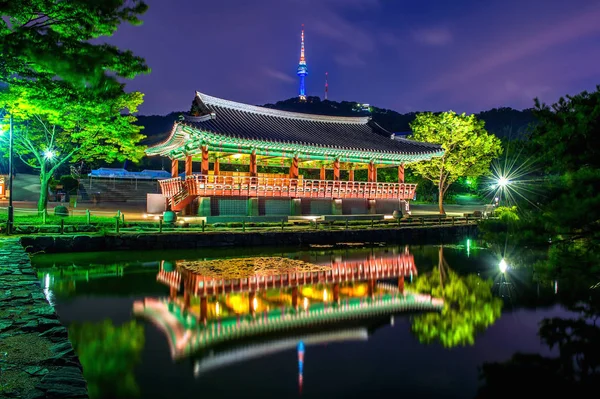 Namsangol Hannok Village e Seoul Tower Situato sulla montagna Namsan di notte a Seoul, Corea del Sud . — Foto Stock