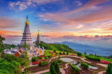 En iyi manzara Chiang Mai. Gün batımında pagodadan Noppamethanedol ve Noppapol Phumsiri Inthanon dağ, Tayland.