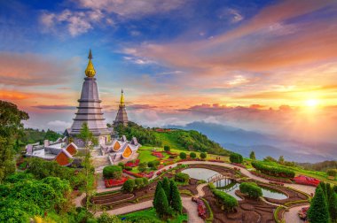 En iyi manzara Chiang Mai. Gün batımında pagodadan Noppamethanedol ve Noppapol Phumsiri Inthanon dağ, Tayland.