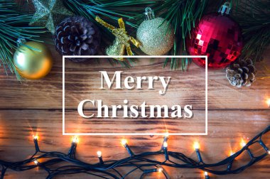Noel Noel hediyesi, kırmızı topları, çam kozalakları ahşap arka plan üzerinde arka plan. Noel vintage tarzı