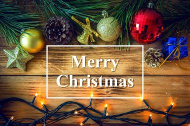 Noel Noel hediyesi, kırmızı topları, çam kozalakları ahşap arka plan üzerinde arka plan. Noel vintage tarzı