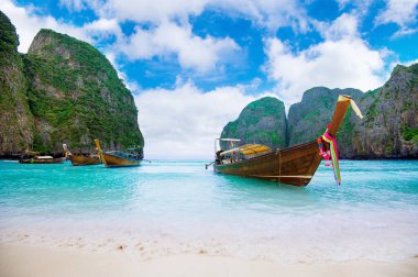 Phi Phi Adası, Krabi Tayland 'daki Maya Körfezi' nde uzun bir tekne ve mavi su..