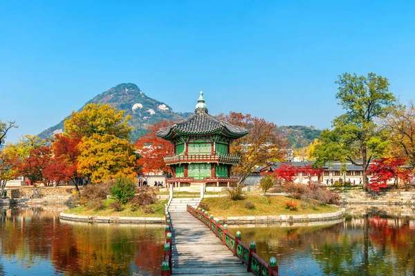 Gyeongbokgung Palast im Herbst, Südkorea. — Stockfoto