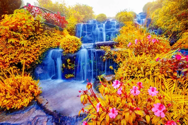 Wasserfall im Herbst. — Stockfoto