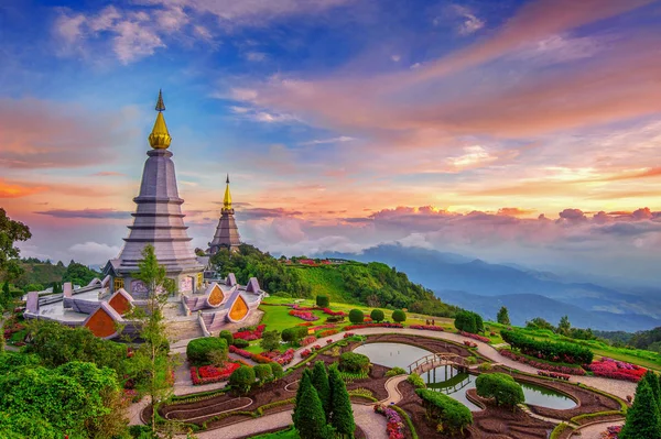 En iyi manzara Chiang Mai. Gün batımında pagodadan Noppamethanedol ve Noppapol Phumsiri Inthanon dağ, Tayland. — Stok fotoğraf