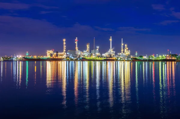 Raffineria di petrolio di notte a Bangkok, Thailandia . — Foto Stock