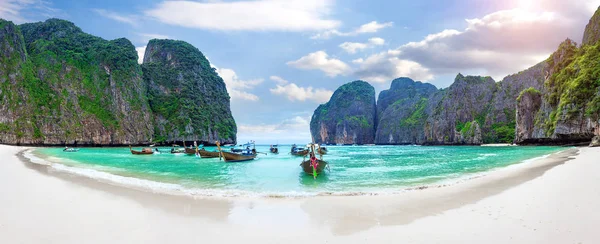 Panorama dlouho člun a modré vody v zálivu Maya na ostrov Phi Phi, Krabi Thajsko. — Stock fotografie