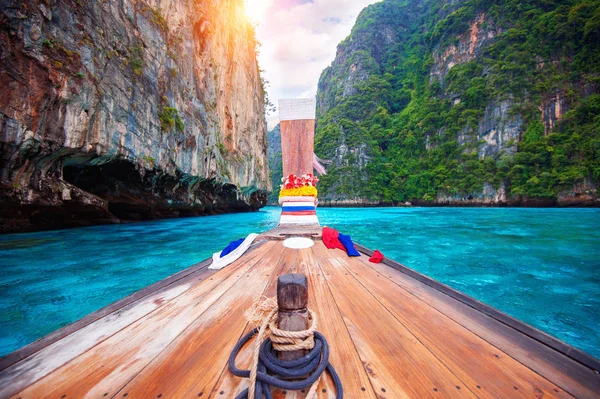 Barco largo y agua azul en la bahía Maya en la isla Phi Phi, Krabi Tailandia. — Foto de Stock