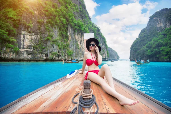 Schönes Mädchen im roten Bikini auf dem Boot. — Stockfoto
