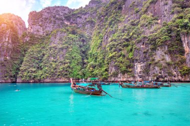 Phi Phi Adası, Krabi Tayland 'daki Maya Körfezi' nde uzun bir tekne ve mavi su..
