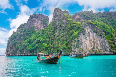 Phi Phi Adası, Krabi Tayland 'daki Maya Körfezi' nde uzun bir tekne ve mavi su..