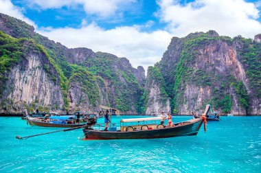 Uzun tekne ve Phi Phi Island Maya Koyu'ndaki turizm.