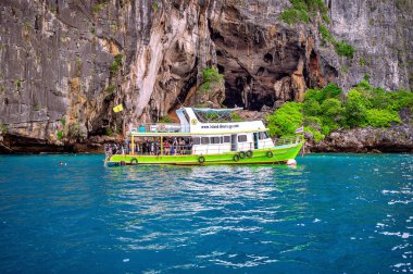 Uzun tekne ve turistik Phi Phi Island Maya koyunda. Fotoğraf Aralık'ta 1,2016 içinde Krabi, Tayland.