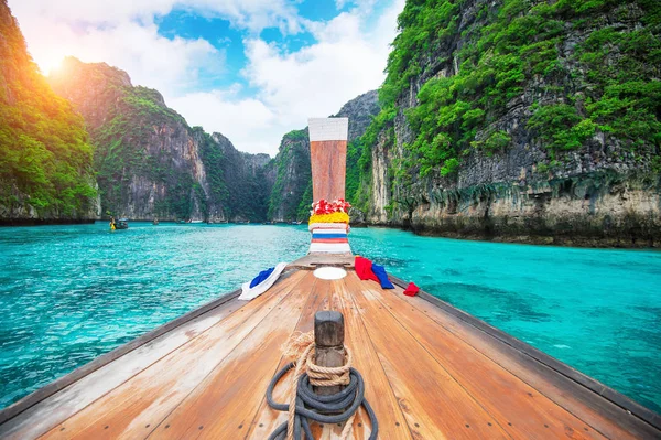 Longo barco e água azul na baía Maya em Phi Phi Island, Krabi Tailândia. — Fotografia de Stock