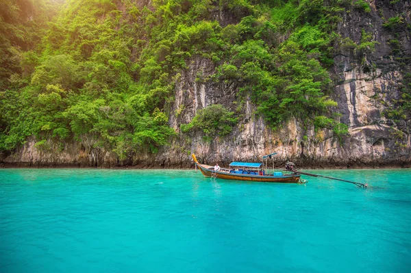 Hosszú csónak és kék víz Maya öbölben Phi Phi sziget, Krabi Thaiföld. — Stock Fotó