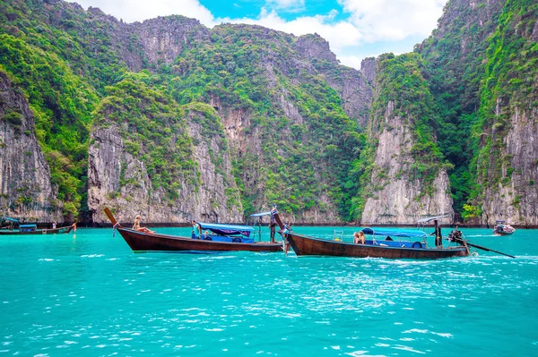 Lång båt och blått vatten vid Maya Bay i Phi Phi Island, Krabi Thailand. — Stockfoto