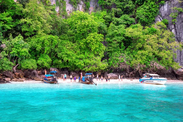 Langboot und Tourist in der Maya-Bucht auf Phi Phi Island. — Stockfoto