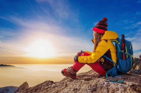 Jeune femme assise sur la colline des hautes montagnes . — Photo