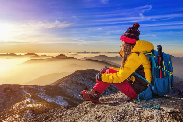 Jeune femme assise sur la colline des hautes montagnes . — Photo