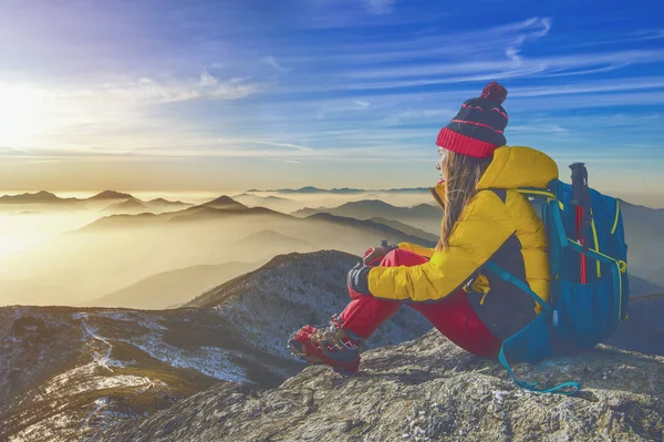 年轻女子坐在山上的高山. — 图库照片