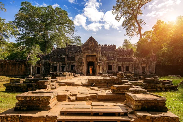 Les moines au temple Angkor Wat, Siem récoltent au Cambodge . — Photo