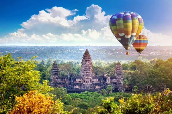 Храм Ангкор Ват с воздушным шаром, Сим пожинает плоды в Камбодже . — стоковое фото