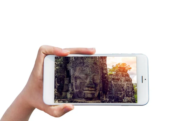 Mano sosteniendo Smartphone con imagen de Angkor Wat Temple, Siem cosechar en Camboya . —  Fotos de Stock