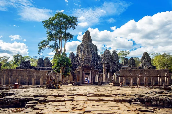 柬埔寨暹粒吴哥窟，巴戎寺与巨石面临 — 图库照片