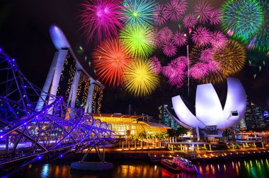Singapur - 9 Şubat 2017: Singapur cityscape ve gece havai fişek Singapur.