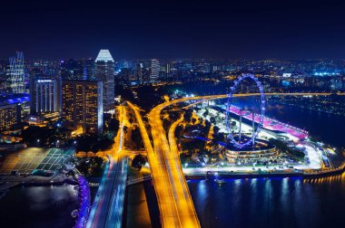 Singapur 'un gece manzarası.