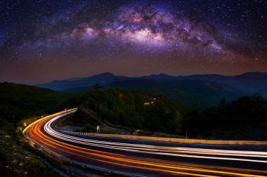 Işık gece, Chiang Mai, Tayland Doi Inthanon Milli Parkı, yolda Samanyolu ve araba.