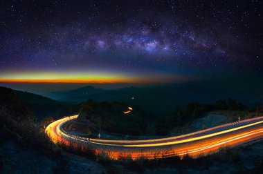 Işık gece, Chiang Mai, Tayland Doi Inthanon Milli Parkı, yolda Samanyolu ve araba.