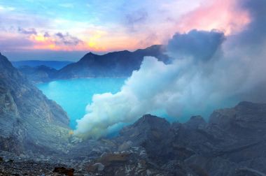 Endonezya'nın Kawah Ijen'de yanardağ krater gelen kükürt gazı
