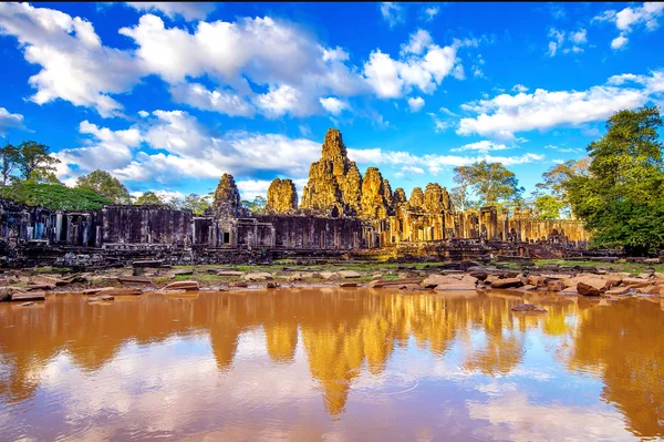 Bayon tempel met gigantische stenen gezichten, Angkor Wat, Siem Reap, Cambodja — Stockfoto
