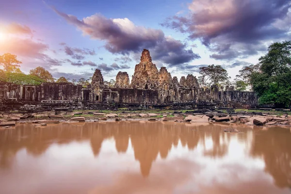 Байон с гигантскими каменными лицами, Ангкор Ват, Фам Рип, Камбодия — стоковое фото