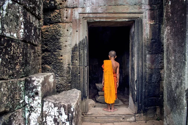 Os monges nas antigas faces de pedra do templo de Bayon, Angkor Wat, Siam Reap, Camboja — Fotografia de Stock