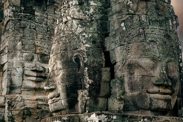 Templo de Bayon com rostos de pedra gigantes, Angkor Wat, Siem Reap, Camboja — Fotografia de Stock