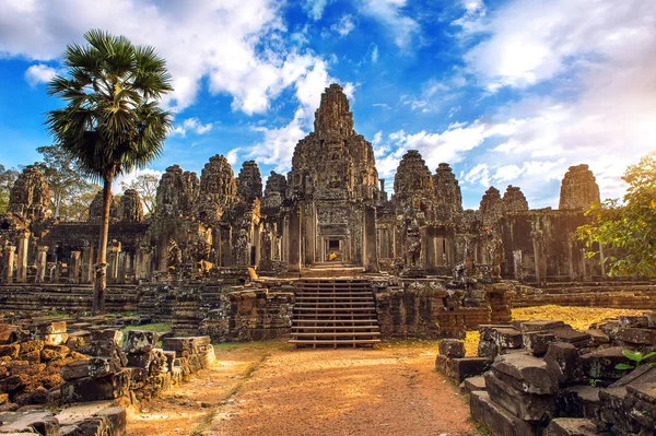 Templo de Bayon con caras de piedra gigantes, Angkor Wat, Siem Reap, Camboya — Foto de Stock