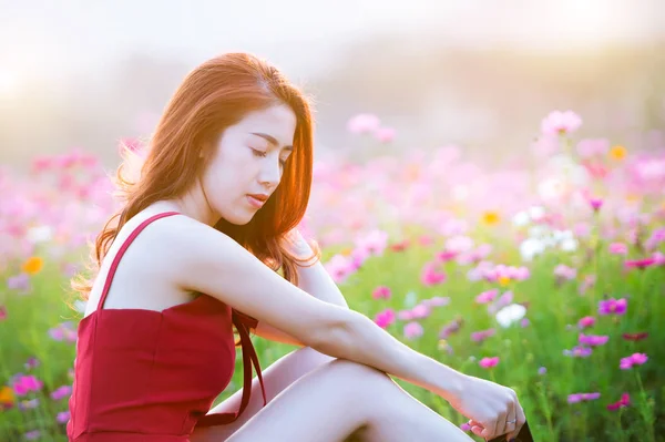 Young beautiful woman with a Cosmos flower. — Stock Photo, Image