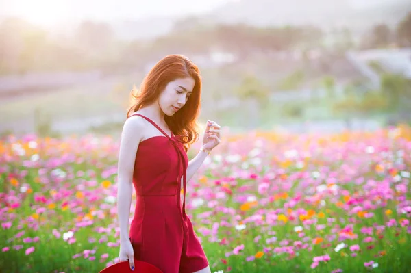 코스모스 꽃과 함께 아름 다운 젊은 여자. — 스톡 사진