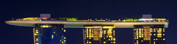 晚上在新加坡滨海湾金沙. — 图库照片