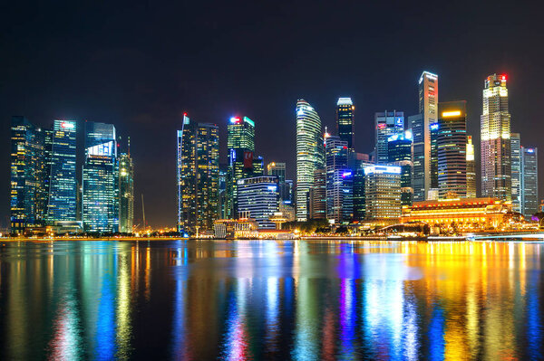 SINGAPORE - FEB 9 , 2017 : Singapore cityscape at night in Singapore.