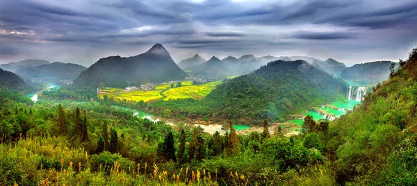 Kanola alanı, kolza tohumu çiçek alan sabah sis Luoping, Çin. — Stok fotoğraf