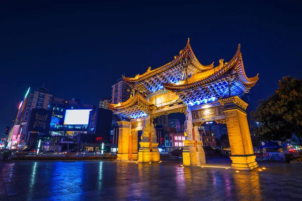 El Arco es una pieza tradicional de la arquitectura y el emblema de la ciudad de Kunming, Yunan, China . —  Fotos de Stock