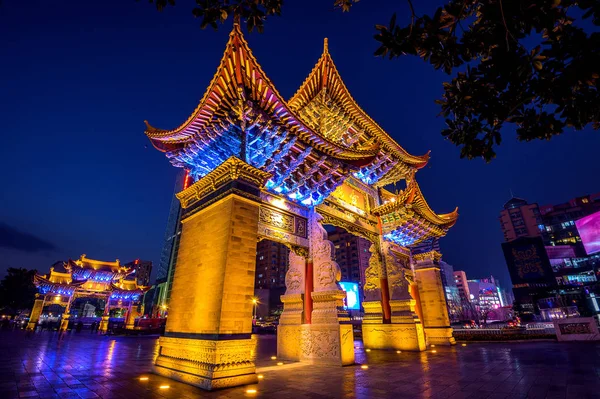 El Arco es una pieza tradicional de la arquitectura y el emblema de la ciudad de Kunming, Yunan, China . —  Fotos de Stock
