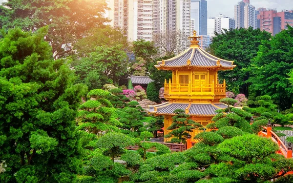 El Pabellón de Oro de la perfección absoluta en Nan Lian Garden en Chi Lin Nunnery, Hong Kong . —  Fotos de Stock