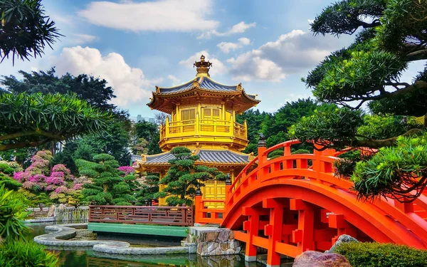 O Pavilhão de Ouro de perfeição absoluta em Nan Lian Garden em Chi Lin Nunnery, Hong Kong . — Fotografia de Stock