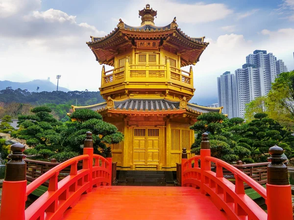 Zlatý pavilon absolutní dokonalosti v Nan Lian Garden v Chi Lin Nunnery, Hong Kong. — Stock fotografie