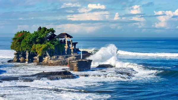 Templo de Tanah Lot en la isla de Bali Indonesia . — Foto de Stock